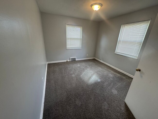 Building Photo - Single Family Home 3 beds 1 bath Available...