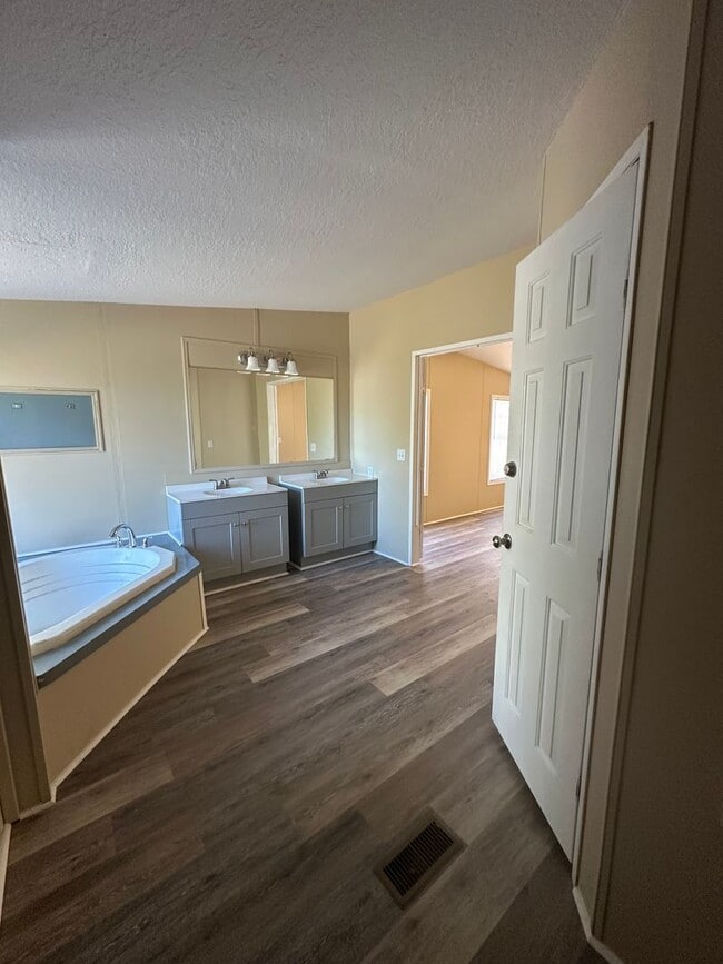 Building Photo - 3 Bed 2 Bath Waterfront Property - Now Available