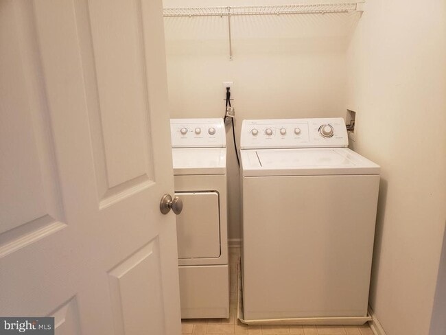 Building Photo - 5002 Essex Ln