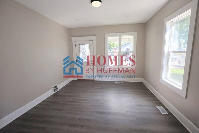 Building Photo - Two Bedroom House | Off Street Parking