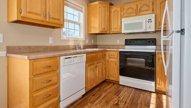 Building Photo - Reduced Rent and Special: 2BR, 1 1/2 BA condo, upstairs unit. Special: $400 off the first month f...