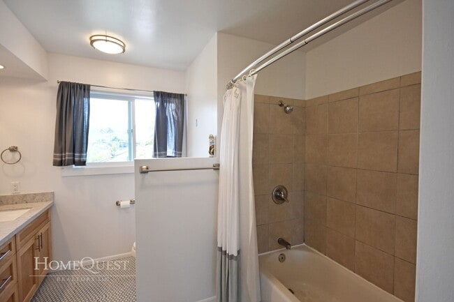 Building Photo - 443 Maluniu Ave