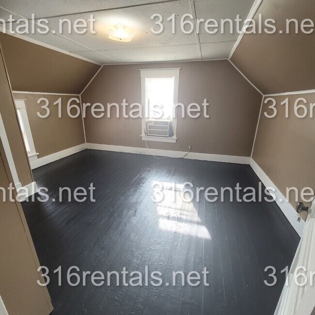 Building Photo - $825- 2 bed 1 bath - Home