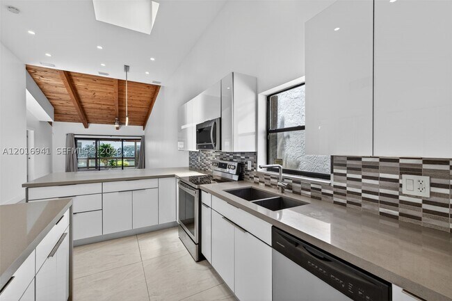 Building Photo - 2619 Parkview Dr S