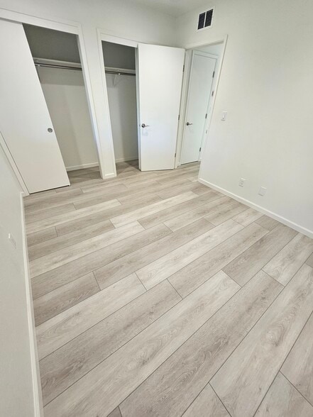 Right bedroom - 4380 Diamond St