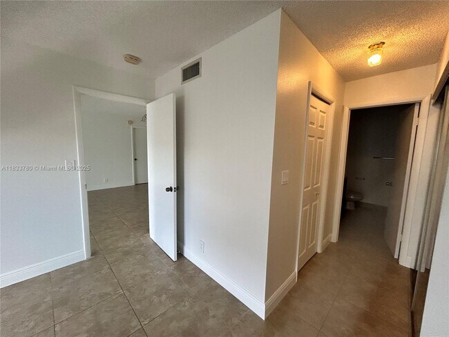 Building Photo - 200 Lakeview Dr