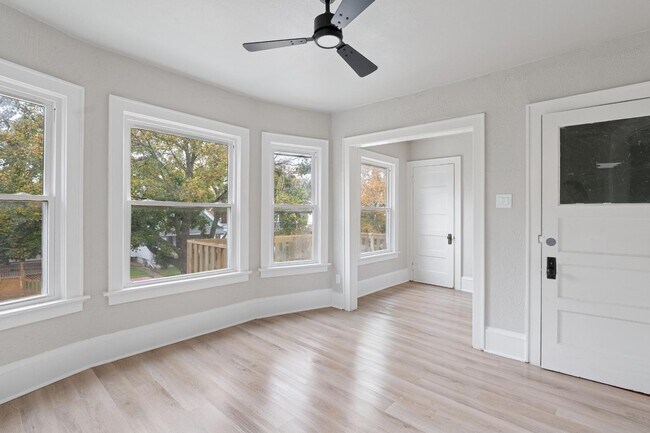 Primary Photo - 3166 N 16th St