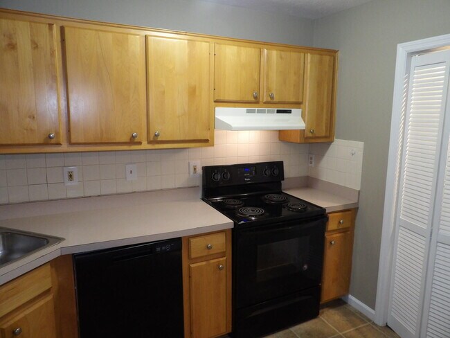 Building Photo - 244 Meadowview Dr