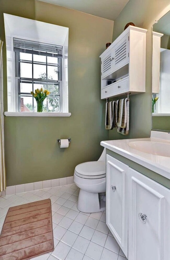 Building Photo - Top Floor 1/1 with Updated Kitchen & HDWD ...