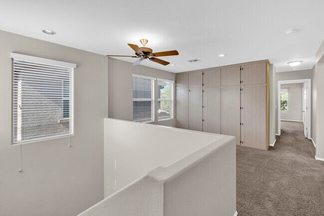Building Photo - 946 S Hawk Ln