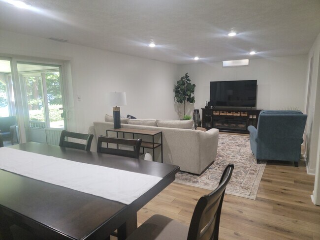 Building Photo - 9976 Edgewood Ave