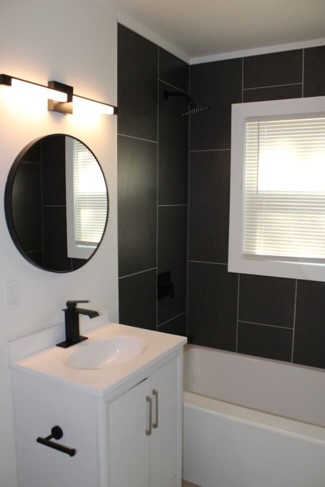 Building Photo - MOVE IN SPECIAL! - Spacious 4 bedroom and 2 bath with a very beautiful sun room in Kansas City MO