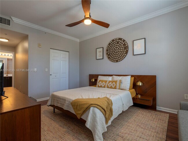Building Photo - 533 NE 3rd Ave