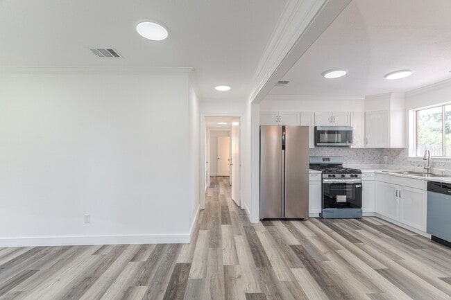 Building Photo - 10126 Pine Moss Dr