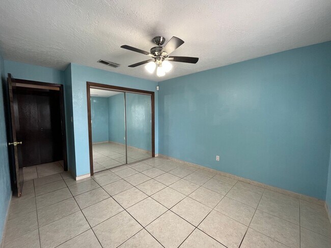Building Photo - Spacious 3 Bedroom 2 Bathroom Home in the ...
