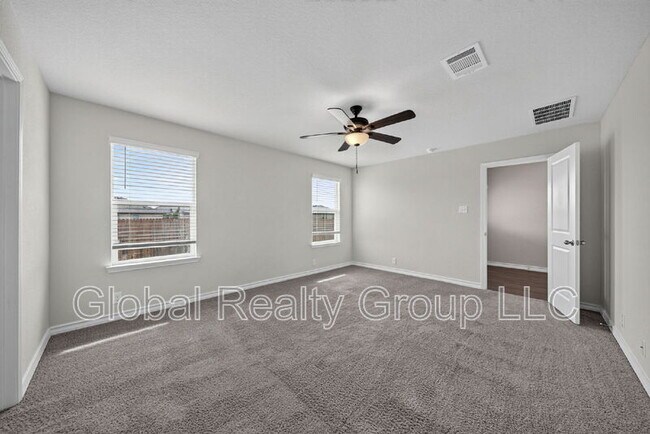 Building Photo - 515 Diamond Shls