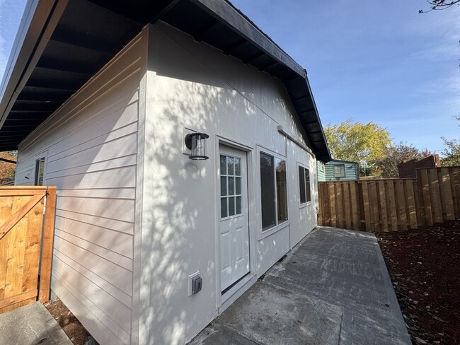 Building Photo - 11072 SW Sunny Hl Ln