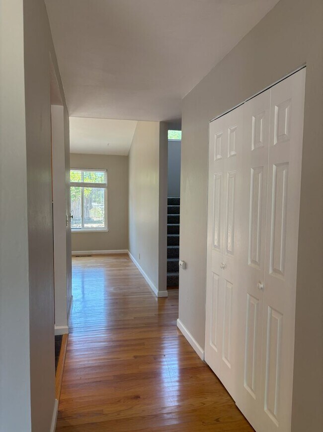 Building Photo - *COMING SOON* Pets welcome! Two story hous...