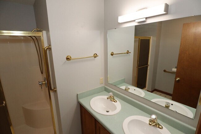 Building Photo - 3 Bedroom Fishers Rambler!