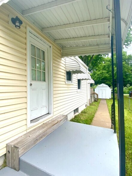 Building Photo - 1608 Meadow Ave
