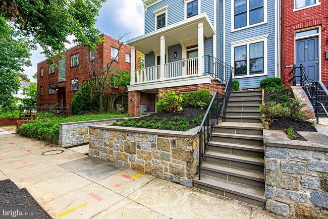 Building Photo - 325 D St SE