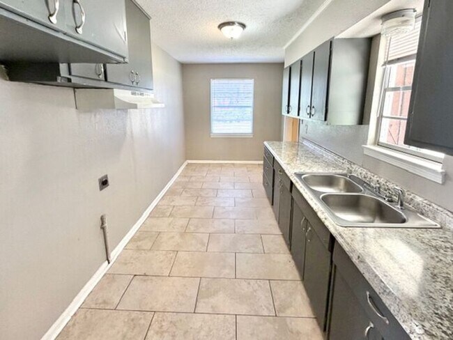 Building Photo - Now Leasing a 3-beroom 1 bath home in Whitehaven.