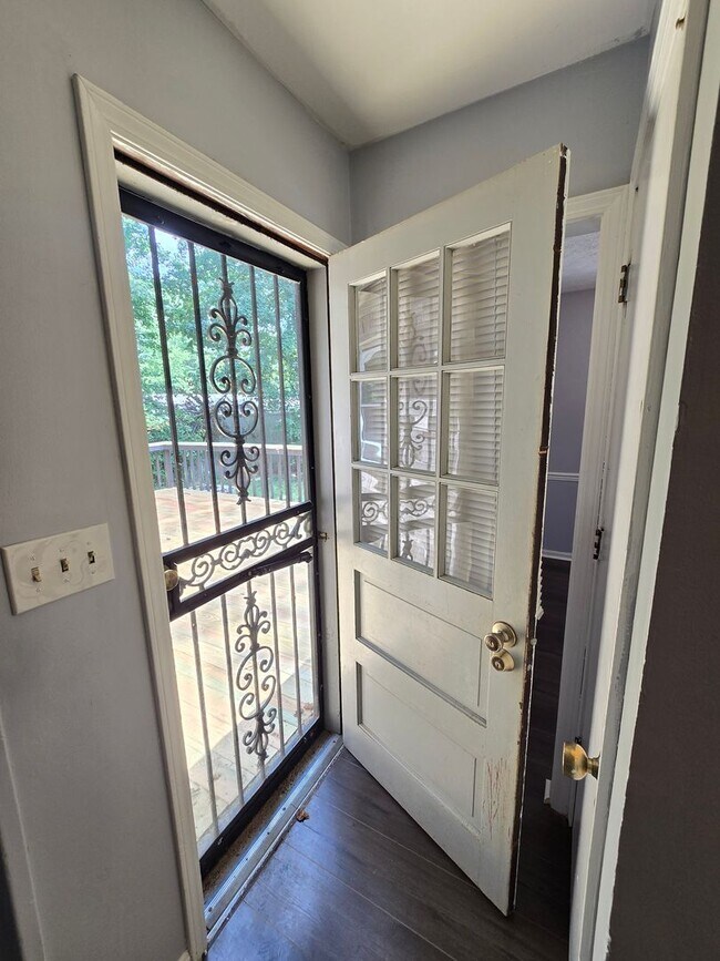 Building Photo - Brick Ranch in the heart of Jeffersontown! Featuring hardwood styled floors, 3 Bedrooms, 1.5 Bath...