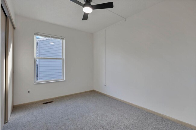 Building Photo - 950 Robmeyer Dr