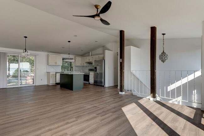 Building Photo - Beautifully Updated 3+ Bedroom Water View ...