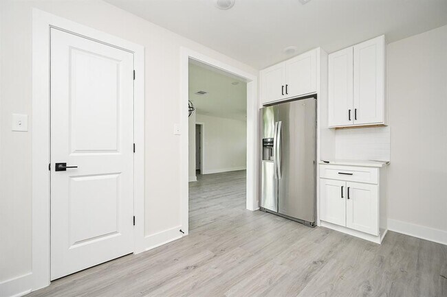Building Photo - 226 Hyta St