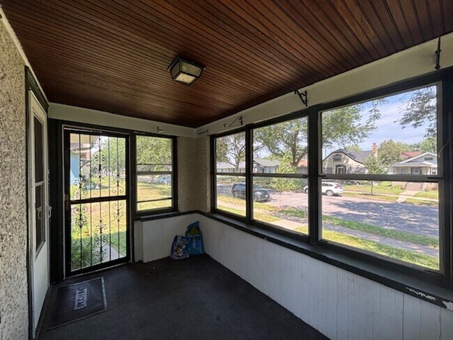 Building Photo - Charming 2+ Bedroom Single Family on a gre...