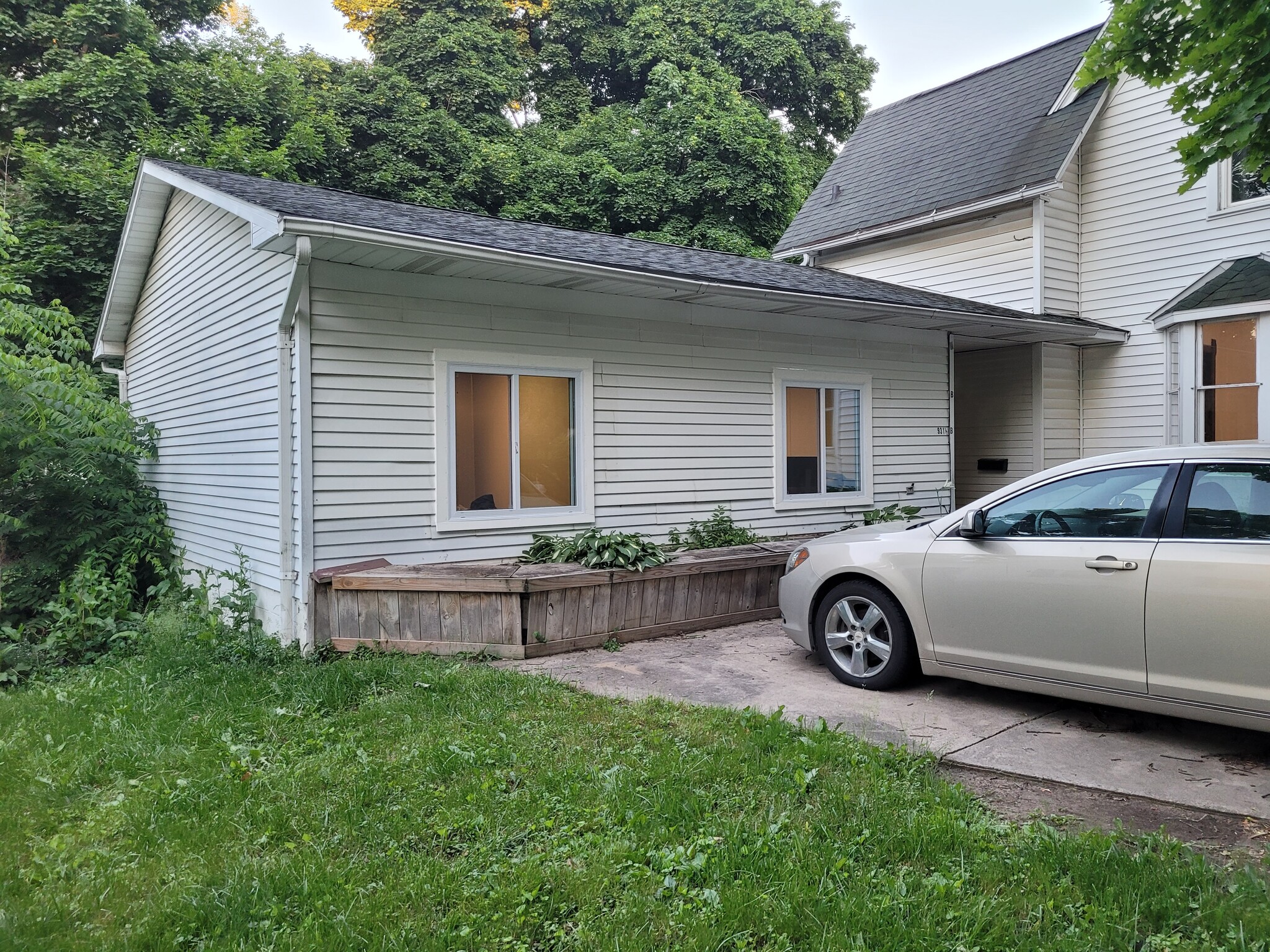 Building Photo - 931 S Fancher Ave