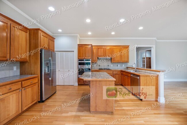 Building Photo - Like-New and HUGE 5-Bedroom Home in Prime Bellevue Location!!