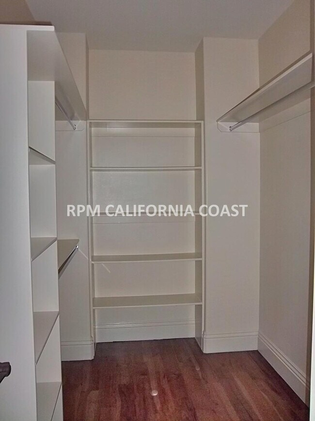 Building Photo - 2320 Marshallfield Ln