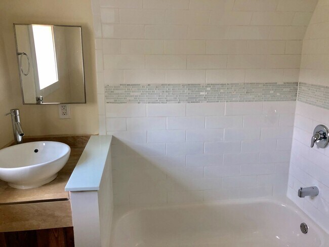 Building Photo - 3 bedroom in Beechview!