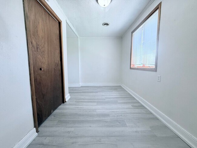 Building Photo - 620 E Seerley Blvd