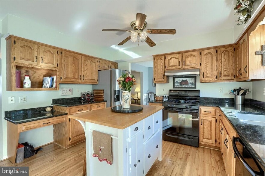 Building Photo - 19 Sycamore Dr