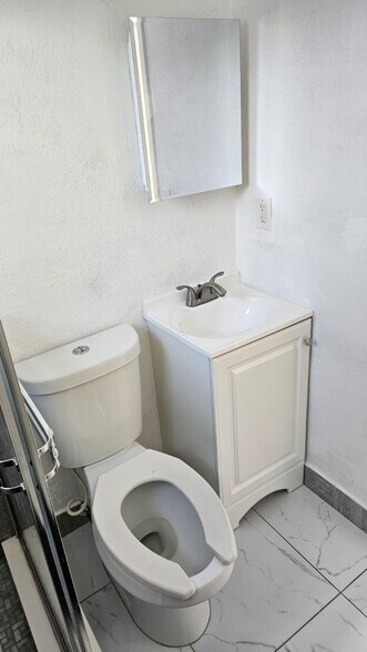 Building Photo - 951 W 53rd St