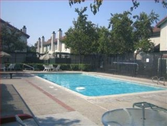 Building Photo - 3 BRs 2.5 Baths Lovely Townhouse in Desira...