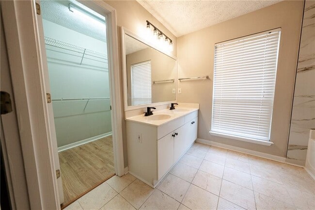 Building Photo - 3820 Oak Park Dr