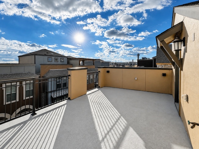 Building Photo - City Living with Skyline Views!