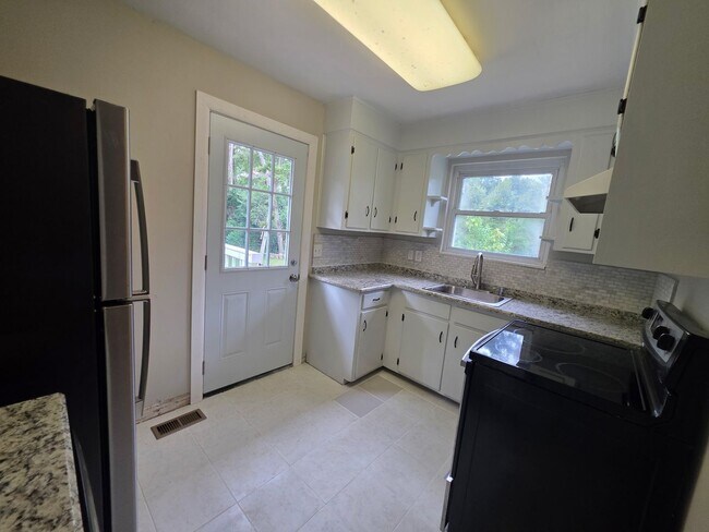 Building Photo - 2412 Bass Ave