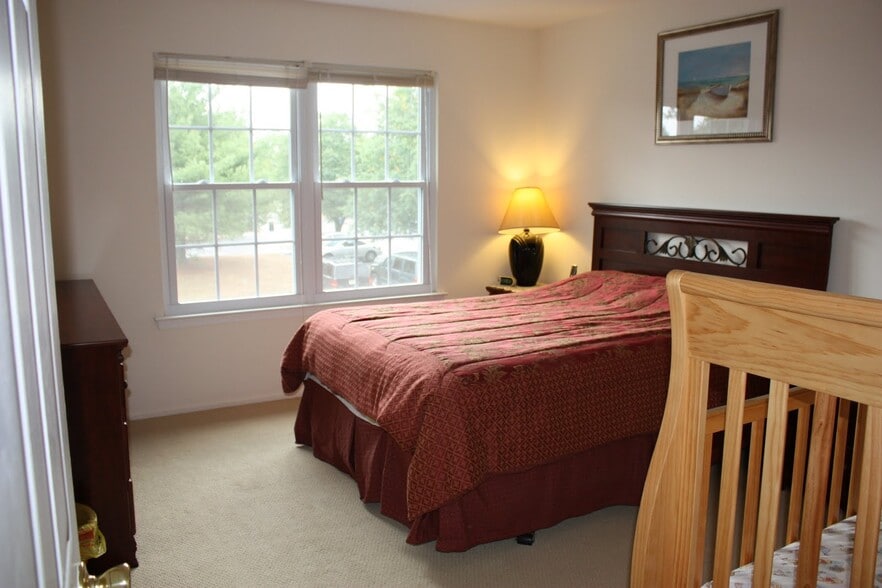 2nd bedroom - 44 Whitby Cir