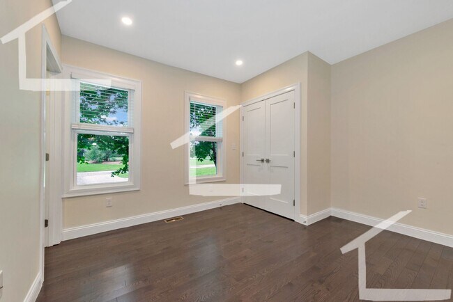 Building Photo - Huge 5 bed in Medford