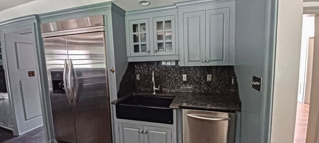 Building Photo - Oversized 4 Bedroom 3.5 Bathroom Home Situ...
