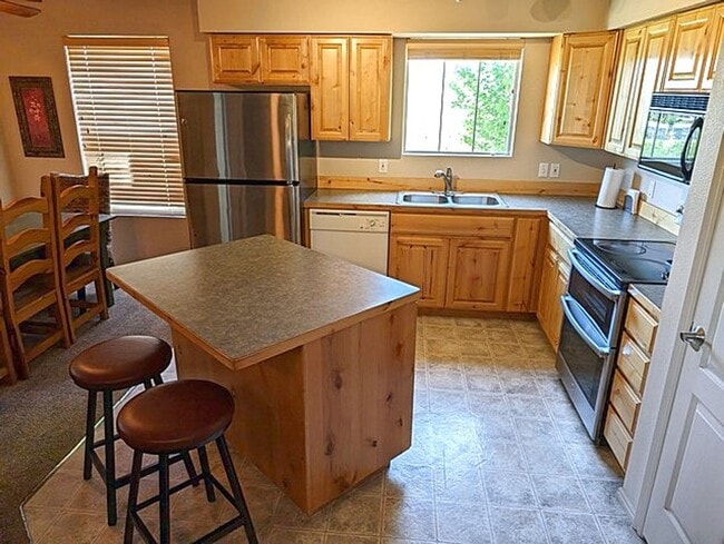 Building Photo - Fully Furnished Fox Bay Condo, AC, 2 Parki...
