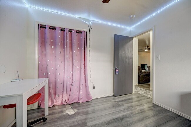 Building Photo - Charming 3-Bed Home with Bonus Room, Firep...