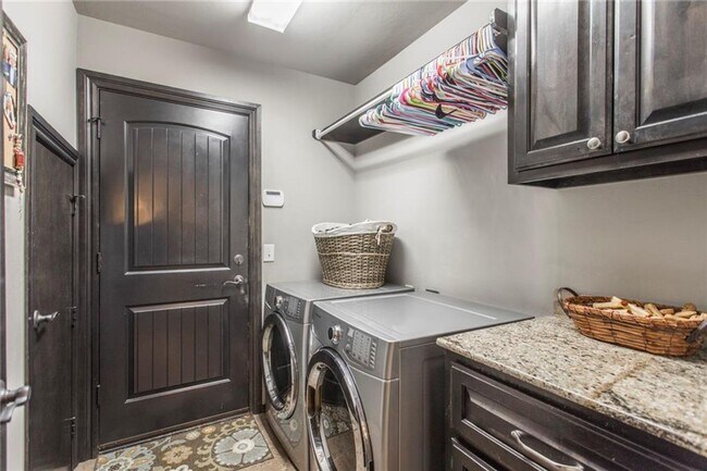 Building Photo - Stunning home in Deer Creek Schools!