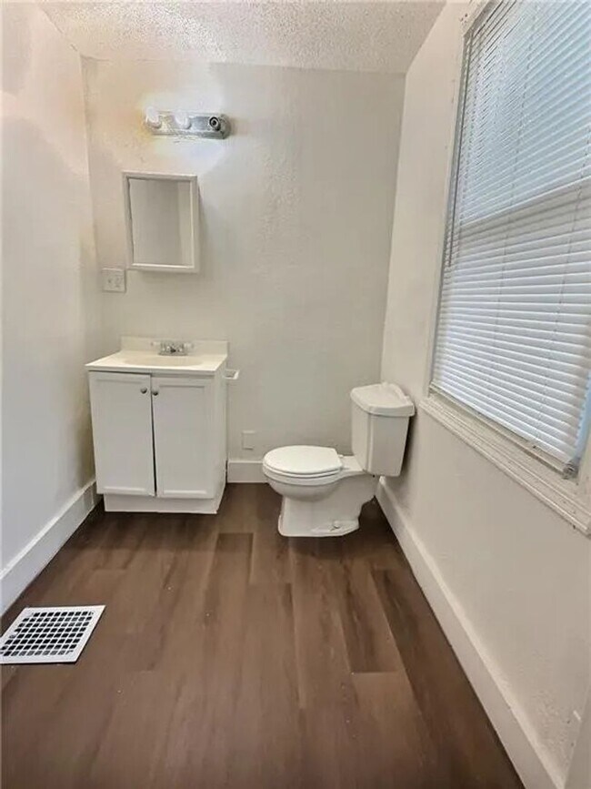 Building Photo - 2006 Agnes Ave