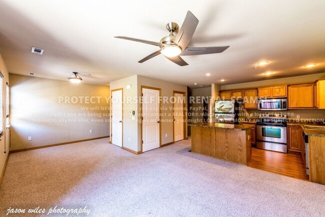 Building Photo - 2828 W Hillshire Dr